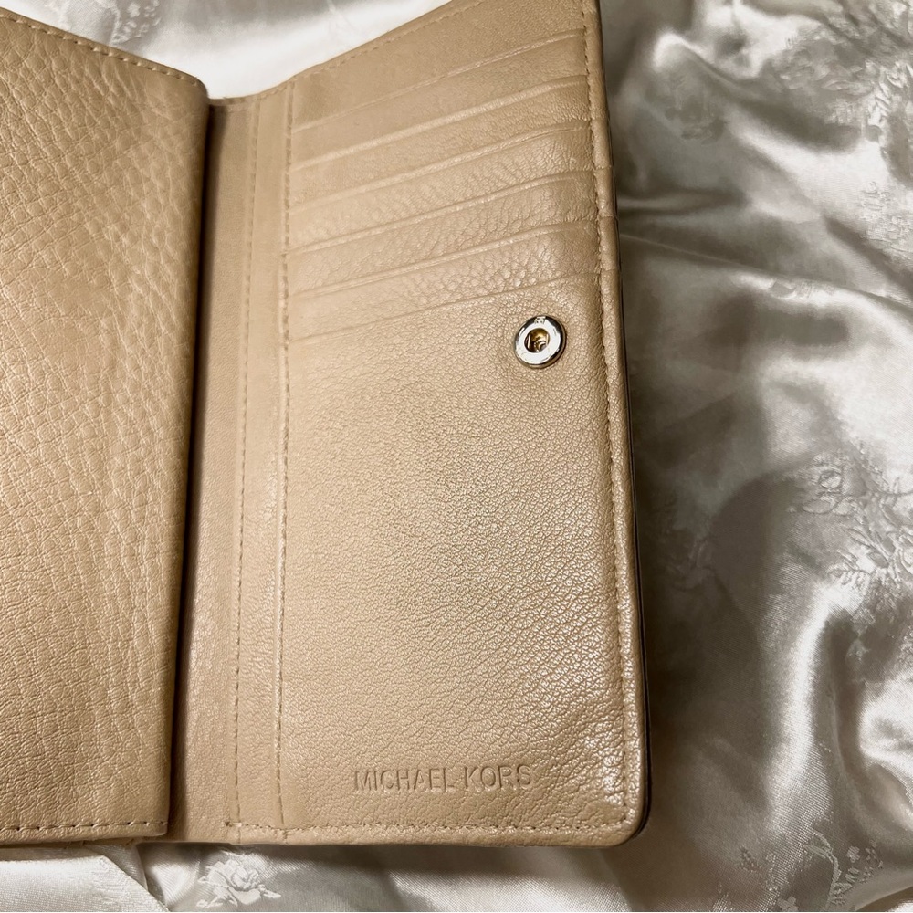MICHAEL Michael Kors Ludlow Beige Wallet - Picture 10 of 11